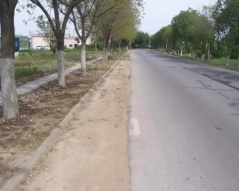 什么是“土路肩”？不仅仅是路边的泥巴，它是公路的“软甲”