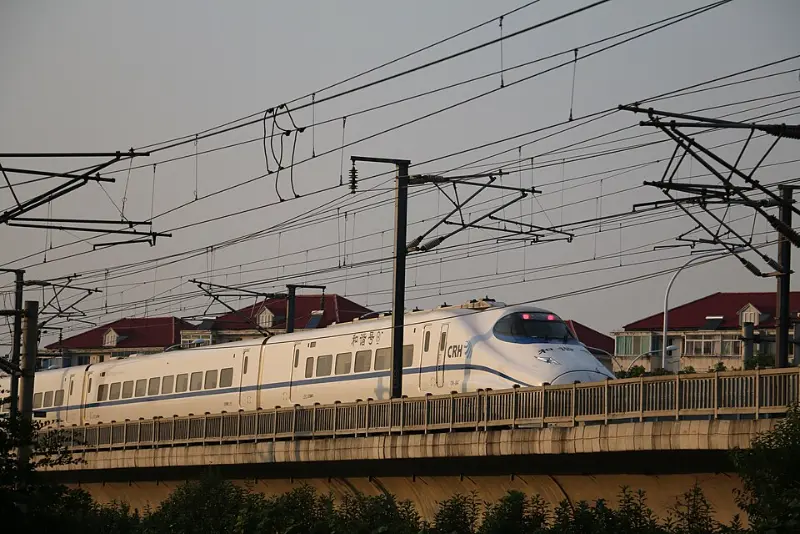 中国高铁动车时速全解析：2025年最新350km/h运营与400km/h未来展望 第1张