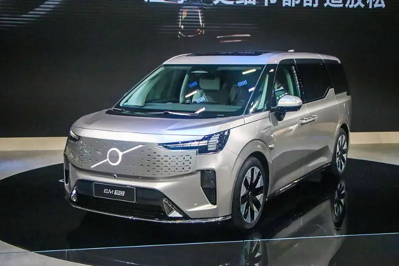 沃尔沃EM90深度解析：这辆“移动的北欧客厅”，到底值不值81.8万？ 第2张