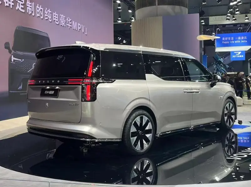 沃尔沃EM90深度解析：这辆“移动的北欧客厅”，到底值不值81.8万？ 第3张