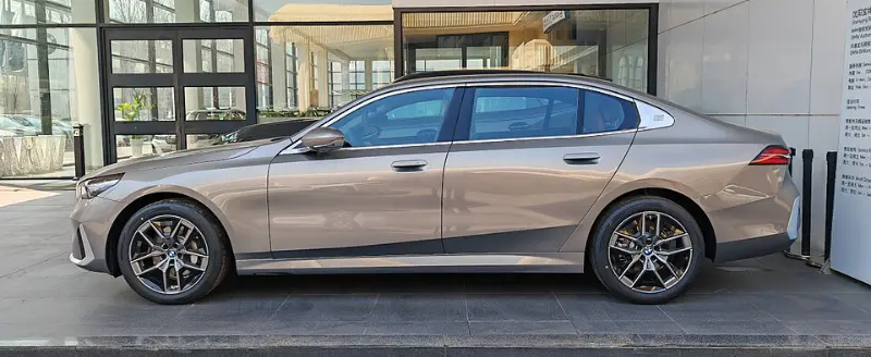 2025款宝马5系(G68)深度测评：价格跳水后的“真香”时刻还是妥协之选？ 第2张