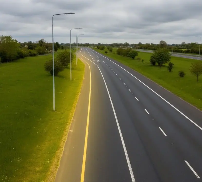 路肩详解：道路边缘的“守护带”及其安全指南 第1张