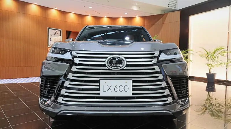 雷克萨斯GX vs LX深度对决：几十万的差价到底买到了什么？“豪车一哥”的硬核较量