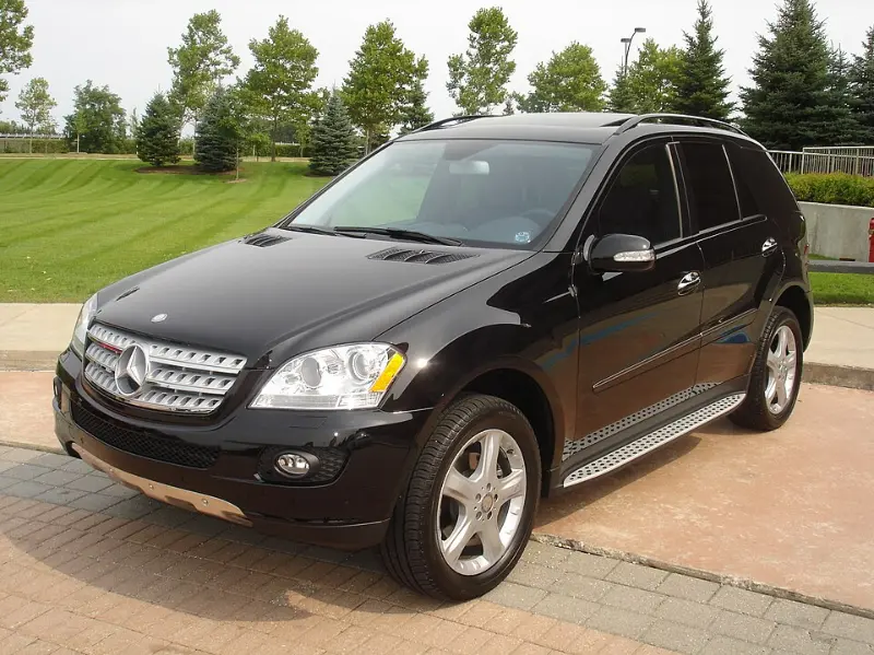 奔驰ML级深度解析：从“侏罗纪”走出的豪华SUV鼻祖，现在还值得买吗？ 第1张