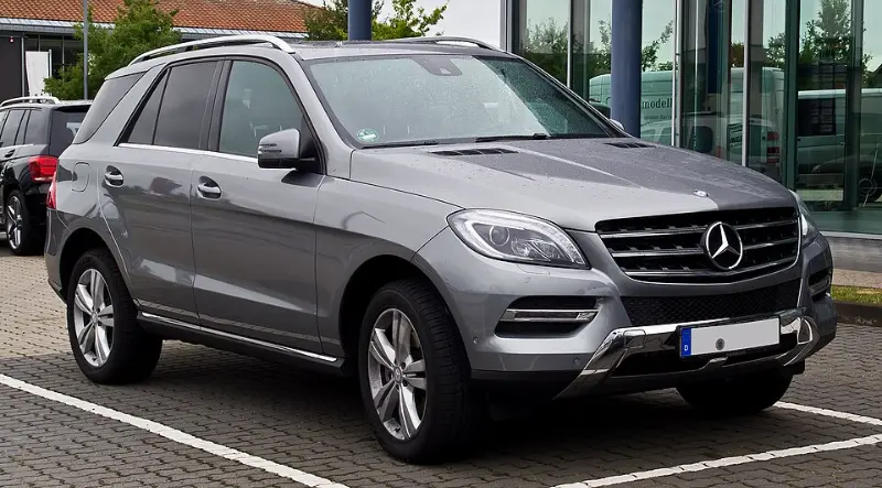 奔驰ML级深度解析：从“侏罗纪”走出的豪华SUV鼻祖，现在还值得买吗？ 第3张