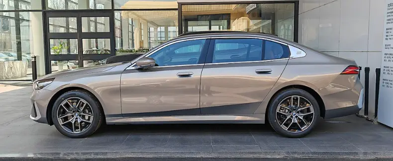 2026年再看宝马5系(G68):除了标,还剩几分“巴伐利亚灵魂”?万字实测后的真话 第2张 2026年再看宝马5系(G68):除了标,还剩几分“巴伐利亚灵魂”?万字实测后的真话 第2张