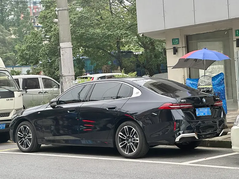 2026年再看宝马5系(G68):除了标,还剩几分“巴伐利亚灵魂”?万字实测后的真话 第3张 2026年再看宝马5系(G68):除了标,还剩几分“巴伐利亚灵魂”?万字实测后的真话 第3张