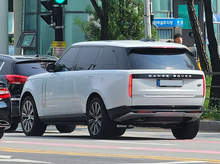 2026款路虎揽胜行政版报价全解析：百万级豪华SUV的价值标杆与选购指南 第3张