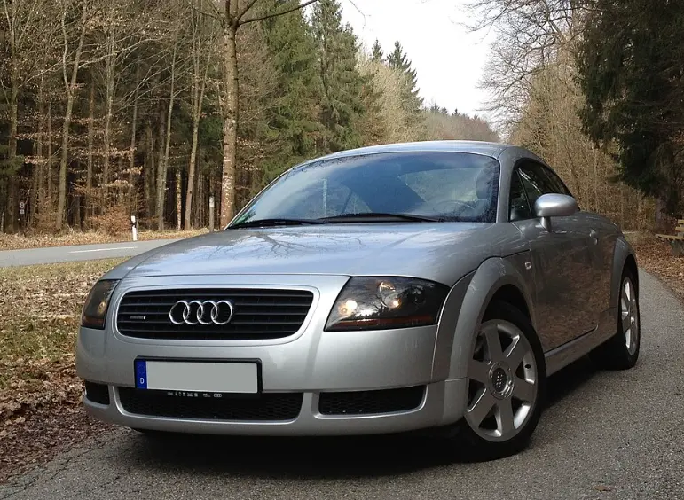 奥迪TT:当圆润遇见速度,一款定义了“平民跑车”的传奇终章 第3张 奥迪TT:当圆润遇见速度,一款定义了“平民跑车”的传奇终章 第3张