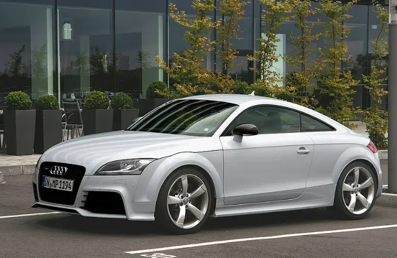 奥迪TT:当圆润遇见速度,一款定义了“平民跑车”的传奇终章 第2张 奥迪TT:当圆润遇见速度,一款定义了“平民跑车”的传奇终章 第2张