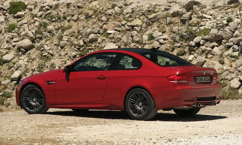 宝马M3 E92：V8自吸的绝唱，内燃机时代的驾驶图腾 第2张