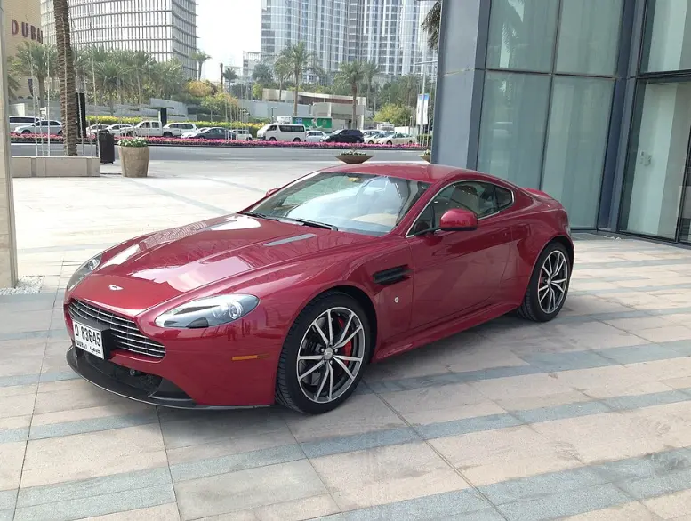 阿斯顿马丁V8 Vantage：200万级英伦跑车的优雅与狂野，入门即巅峰？