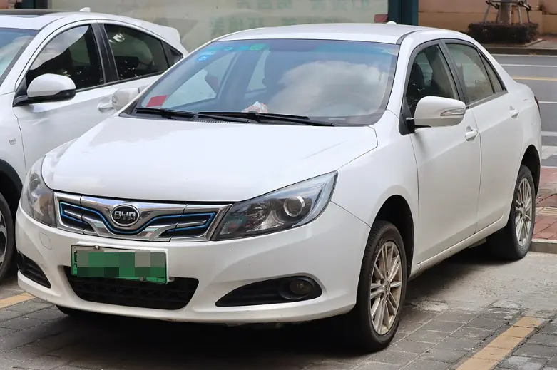 比亚迪e5低配版有蓝牙吗？老款纯电轿车配置深度解析与2026二手车指南