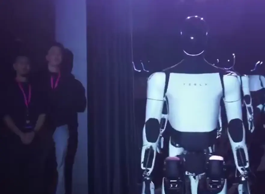 马斯克豪赌“25万亿美元”未来：特斯拉Optimus三代即将亮相，是从车企到机器人巨头的生死一跃？