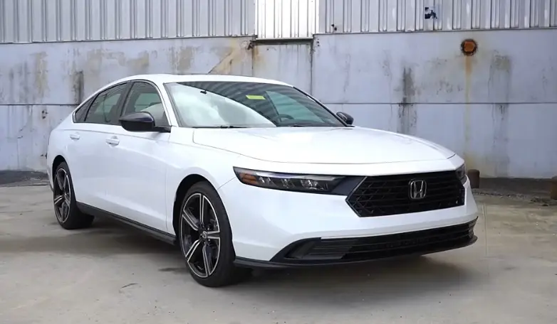 20万预算买B级车，雅阁还是凯美瑞？一个把两款车都开过的人来说几句真心话