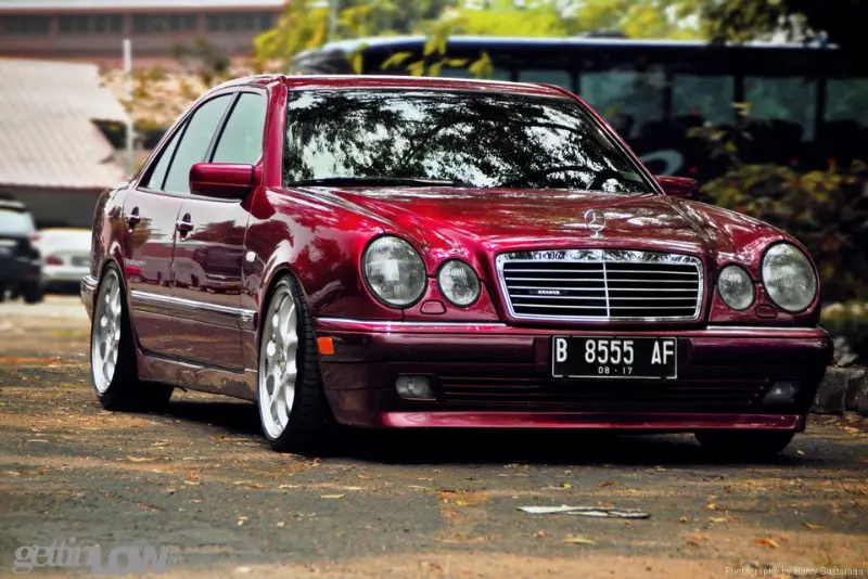 奔驰E320：一台被时代「除名」的V6，为何二手车商仍在偷偷囤货？ 第1张